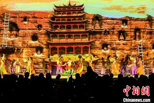 開幕式文藝展示“相約敦煌”，通過數(shù)字技術(shù)將莫高窟“搬到”演出現(xiàn)場?！「拭C省文化和旅游廳供圖