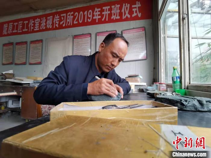 甘肅卓尼洮硯融合文化提升內(nèi)涵：不只一硯一銘，還要一盒一拓