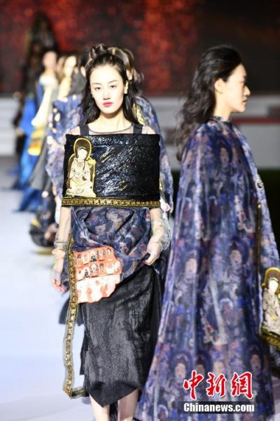 圖為敦煌服裝秀展示。 殷春永 攝