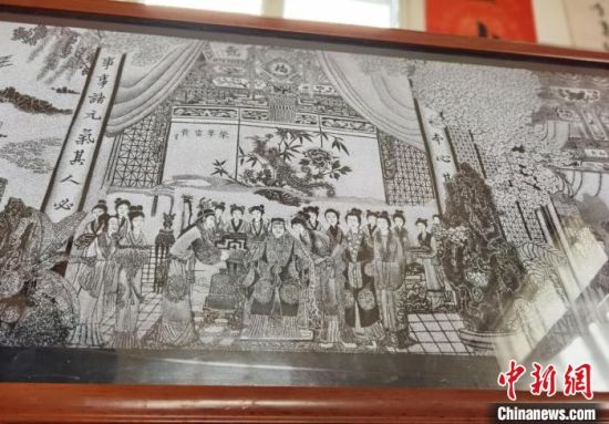 圖為陶世清的影雕作品?！钅?攝