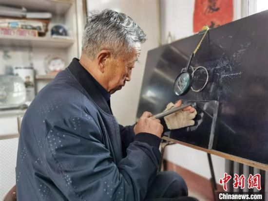 圖為陶世清在創(chuàng)作中。　楊娜 攝