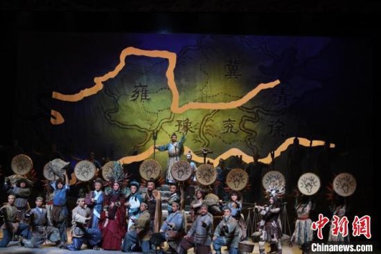 作為隴劇“梅花”，雷通霞在《大禹治水》中甘當(dāng)“綠葉”，該劇推出后，反響十分熱烈。(資料圖) 楊艷敏 攝