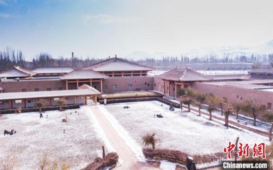 圖為雪落大漠古堡——敦煌山莊?！⊥醣筱y 攝