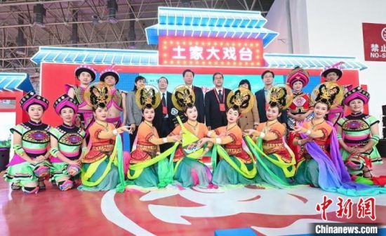 11月26日，“甘肅團(tuán)”在首屆中國(guó)(武漢)文化旅游博覽會(huì)展區(qū)的“土家大戲臺(tái)”，與“湖北團(tuán)”互訪交流?！「拭C省文化和旅游廳供圖