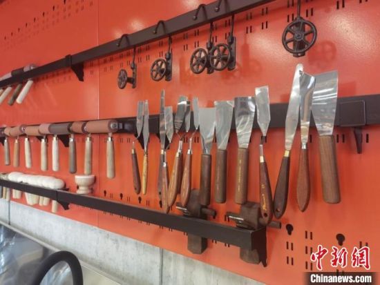 圖為徐晉林制作雕版敦煌壁畫所用工具。　閆姣 攝
