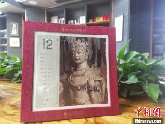 圖為徐晉林制作的敦煌題材的手工書《走進(jìn)沙漠敦煌——莫高窟與藏書票藝術(shù)》，深受讀者喜愛?！￠Z姣 攝