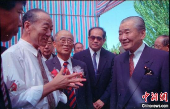 1994年8月，時任日本首相竹下登(右一)與時任敦煌研究院院長段文杰在莫高窟親切交談。中新社發(fā) 婁婕 供圖