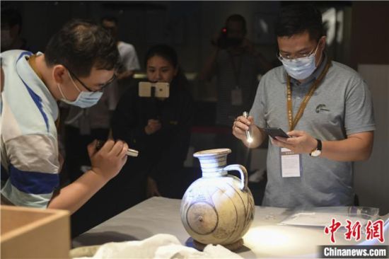 2020年6月，在長沙博物館舉行“從地中海到中國：絲路寶藏——平山郁夫絲綢之路美術館藏文物展”前，專家開箱鑒定文物。中新社記者 楊華峰 攝