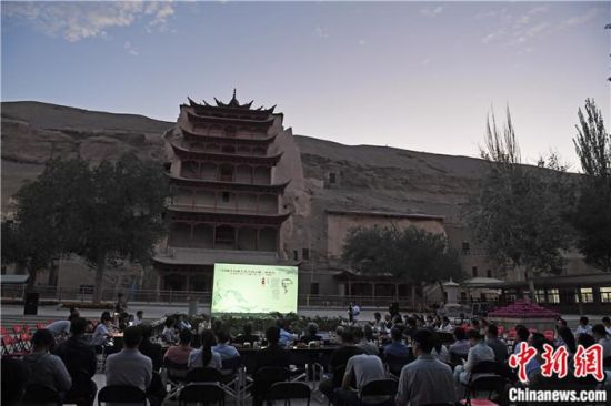 2018年8月，在敦煌莫高窟標志性建筑“九層樓”前，《回顧平山郁夫先生的貢獻》座談會舉行。來自中日兩國的專家、學者共同懷念這位情系敦煌數(shù)十載的繪畫巨匠、中日友好的文化使者、世界文化遺產(chǎn)的守護者。中新社記者 楊艷敏 攝