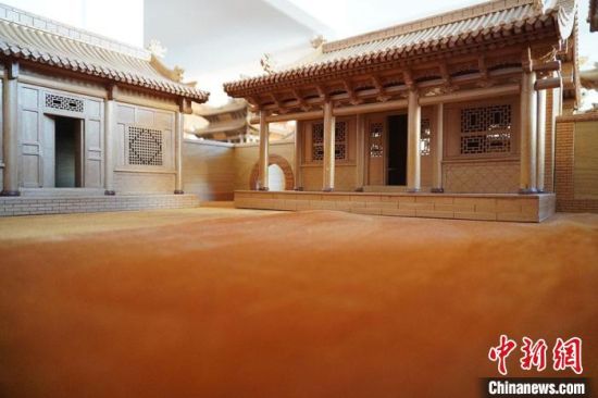 圖為微縮建筑蘭州四合院內(nèi)部結構?！【琶赖┰?　攝
