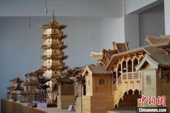 圖為古建筑模型制作技藝傳習所展廳內(nèi)的微縮古建筑作品。　九美旦增 　攝
