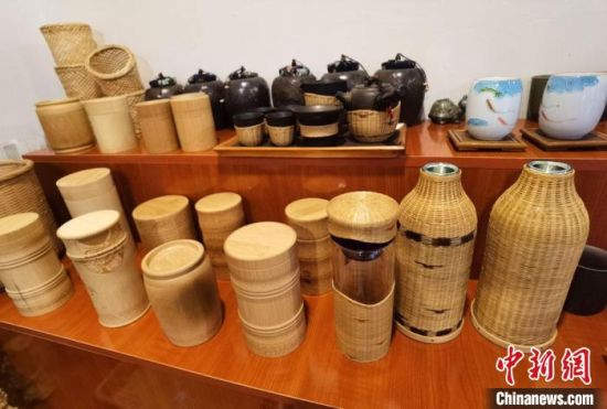 圖為展陳的一件件精致可愛的竹編農(nóng)具工藝品?！●T志軍 攝