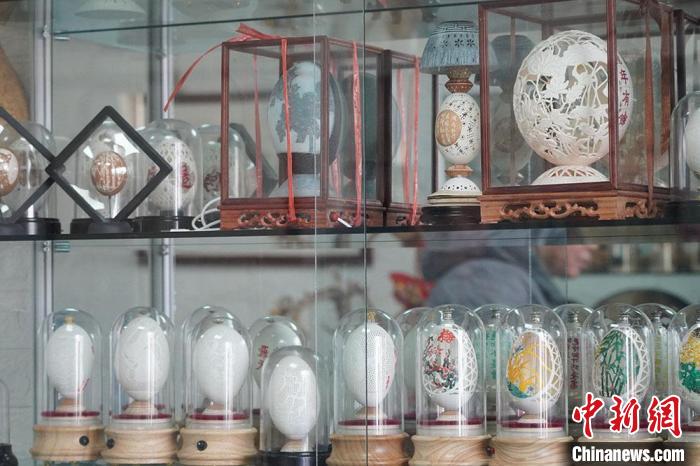 圖為吳義澤收藏柜內(nèi)的蛋雕作品?！【琶赖ぴ?攝