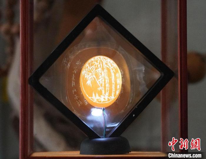 圖為吳義澤新包裝給蛋雕呈現(xiàn)立體感?！【琶赖ぴ?攝