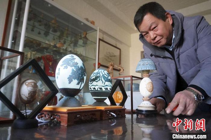 圖為吳義澤展示的最新創(chuàng)作的蛋雕作品?！【琶赖ぴ?攝