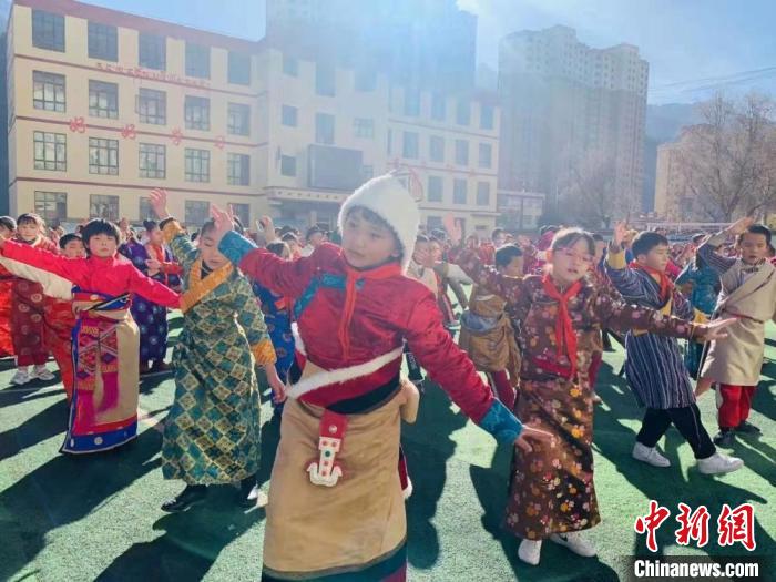 甘肅甘南“街舞進藏鄉(xiāng)”助藏族學子“玩轉”新興藝術