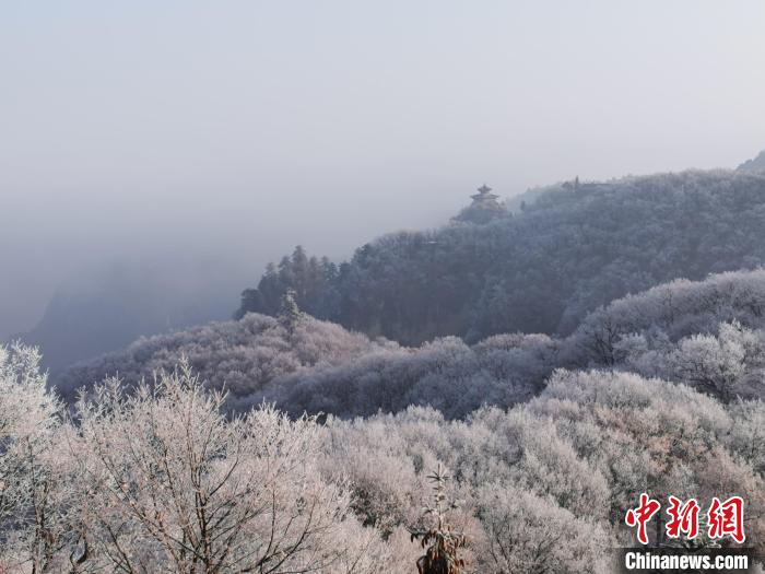 圖為連綿山脈，皆是白色?！⌒煺袢A 攝