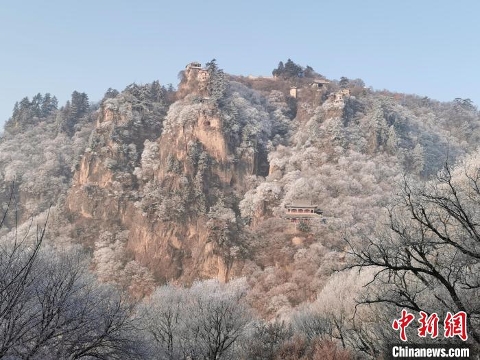 圖為崆峒山霧凇景色?！⌒煺袢A 攝