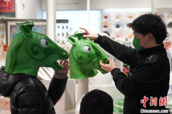 圖為“神馬來了”銅奔馬頭套?！【琶赖┰?攝