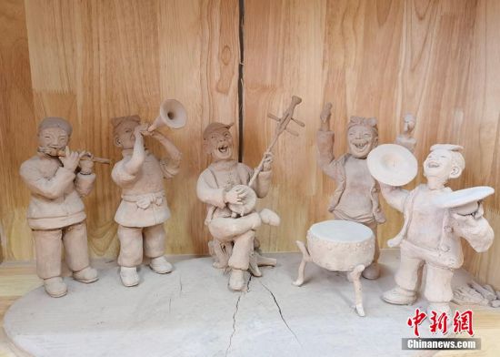 圖為泥塑作品展現(xiàn)人們娛樂(lè)場(chǎng)景。 劉玉桃 攝