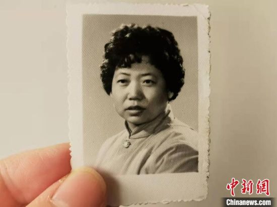 圖為20世紀(jì)80年代，蘭州照相館拍攝的人物肖像照，如今仍然有很多人選擇拍攝這樣的照片留作紀(jì)念?！⊥跄劣?攝