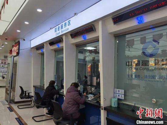 圖為蘭州市民在銀行兌換新鈔。　徐雪 攝