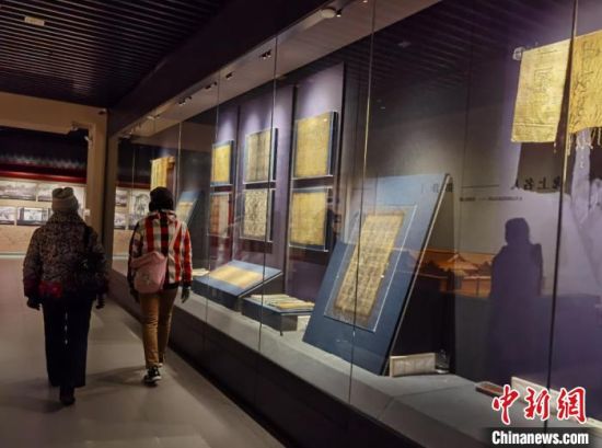 圖為蘭州市民參觀博物館展品?！⌒煅?攝