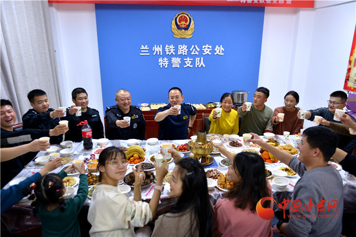 【新春走基層】媽媽來(lái)警營(yíng)過(guò)大年 春節(jié)值守更溫暖