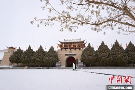 圖為2月17日，游人在鳴沙山月牙泉景區(qū)內(nèi)體驗(yàn)大漠雪景?！《鼗褪形穆镁止﹫D