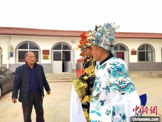 圖為69歲的“苦水高高蹺”國家級傳承人巨海全(左一)，叮囑徒弟們高高蹺練習(xí)技巧要領(lǐng)?！￠Z姣 攝