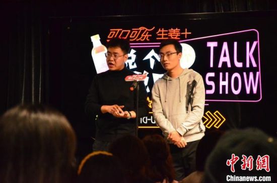 圖為脫口秀演員搭檔表演。　楊娜 攝