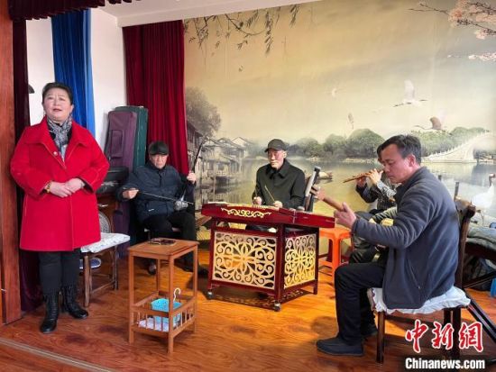 圖為蘭州鼓子表演者王常玉登臺(tái)演唱，她是這項(xiàng)入列國(guó)家級(jí)非物質(zhì)文化遺產(chǎn)的曲藝表演者中，為數(shù)不多的女演員。　張煜曼 攝