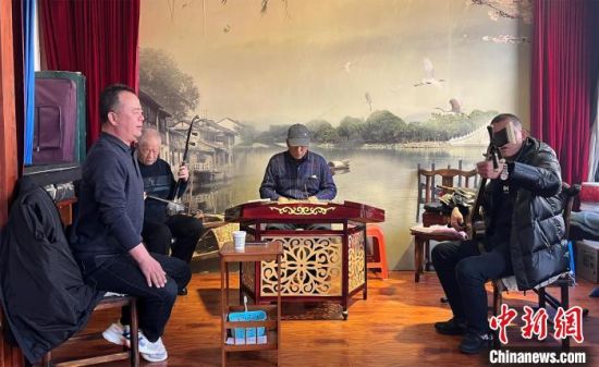 圖為蘭州鼓子愛(ài)好者在傳習(xí)所內(nèi)互相搭檔上臺(tái)演出。　張煜曼 攝