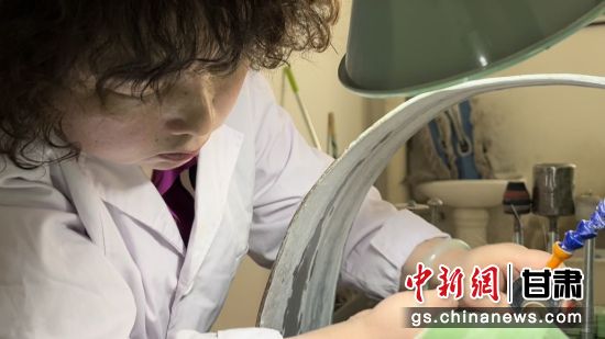 夜光杯制作學(xué)徒謝小琴坦言，雖工作枯燥，但是能夠掌握國家級非遺技藝是很自豪的。王牧雨 攝