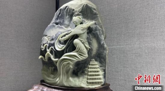 圖為李學(xué)平的玉雕作品。　高瑩 攝