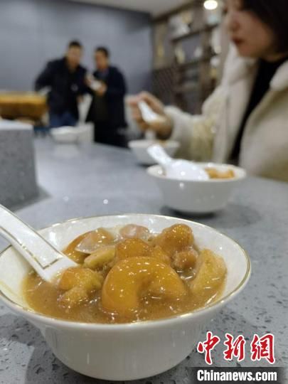 圖為酒泉美食“糊鍋”?！∫蟠河?攝