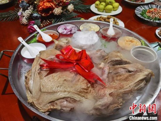 圖為酒泉美食“漢蒸全羊”?！●T志軍 攝