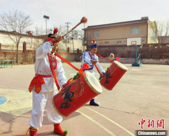 圖為劉玉均(右一)身穿青花服與隊員一起練習動作?！堟?攝
