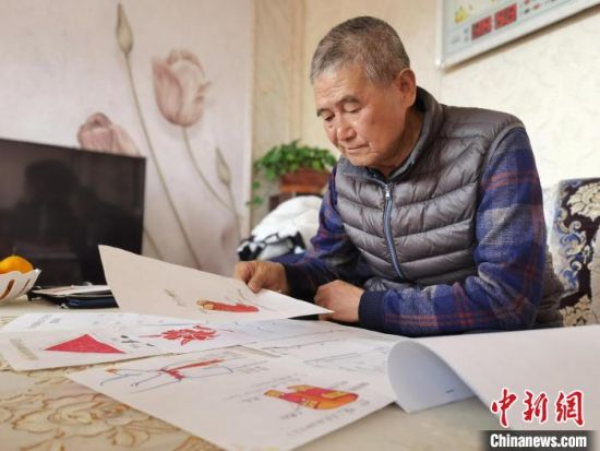 圖為陸鵬飛向記者展示多年帶隊的手寫筆記?！堟?攝