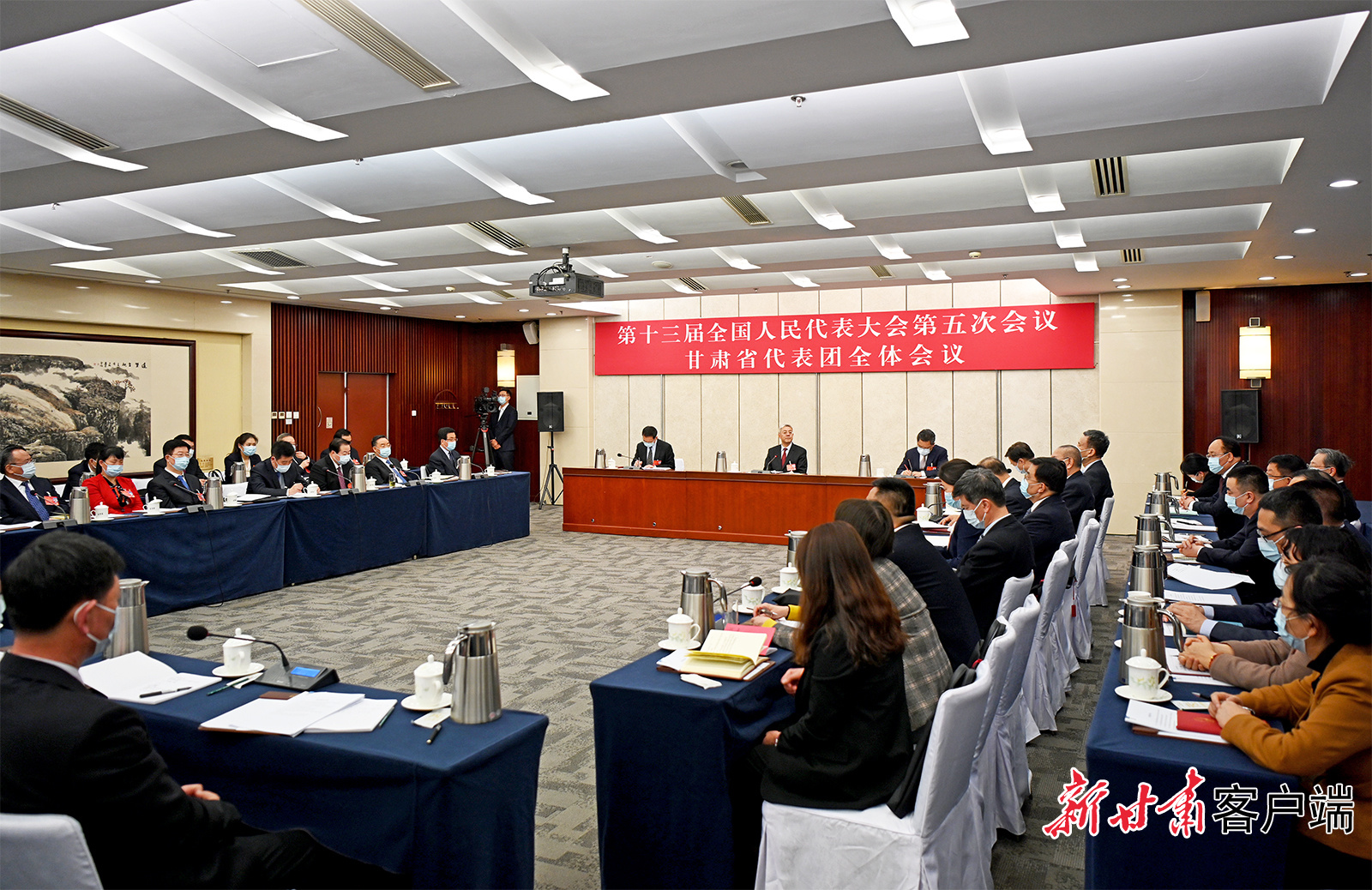 甘肅代表團(tuán)舉行全體會(huì)議，尹弘主持并講話(huà)