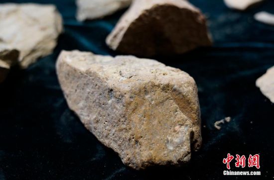 圖為靜寧縣賈河鄉(xiāng)竇坪村出土的石器。 夏劍鋒 攝