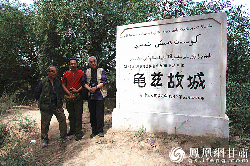 庫車是古代龜茲語，意為“龜茲人的城”，乃絲綢之路重鎮(zhèn)。2016年，蘇朗（右）、文巖（左）等藝術(shù)家前往庫車龜茲故城遺址采風(fēng)。楊文遠(yuǎn) 攝