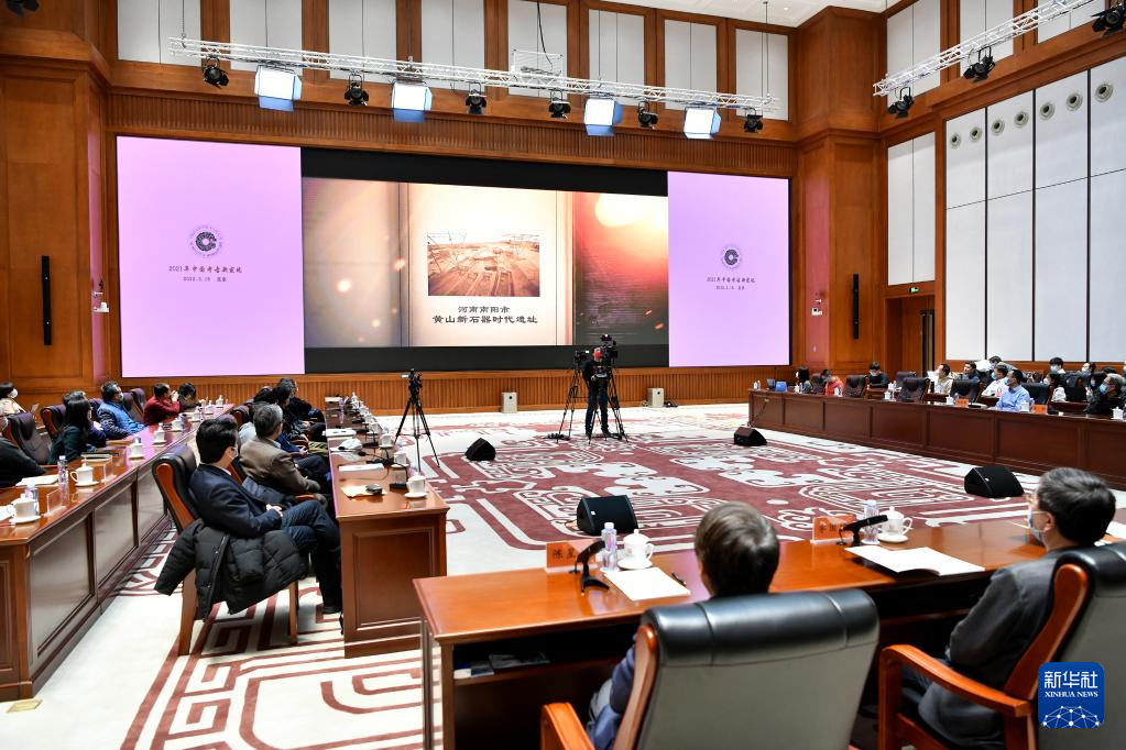 3月18日，在“中國社會(huì)科學(xué)院考古學(xué)論壇·2021年中國考古新發(fā)現(xiàn)”上，參會(huì)人員觀看宣傳視頻。