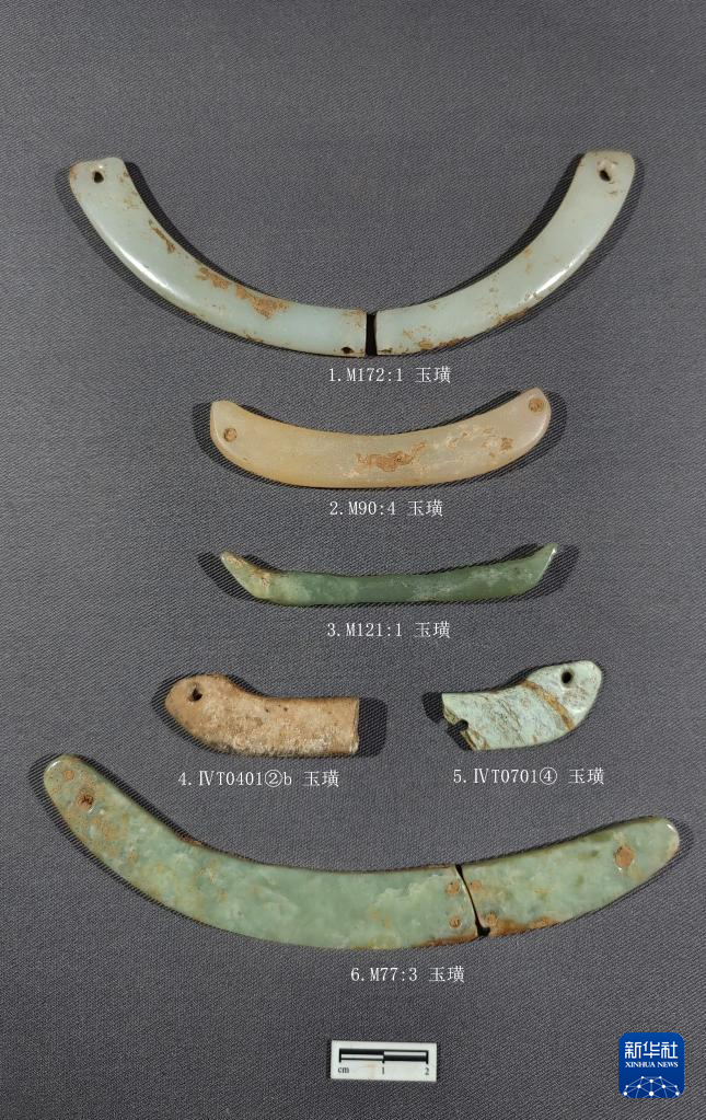 河南南陽市黃山新石器時(shí)代遺址出土的屈家?guī)X文化玉璜（資料圖）。