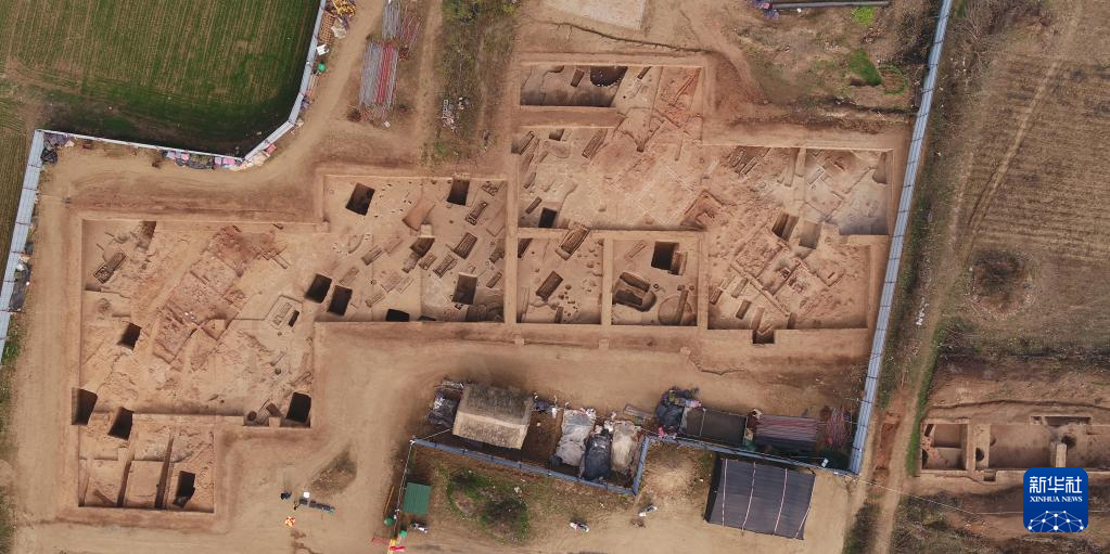 河南南陽市黃山新石器時(shí)代遺址山頂臺(tái)探方（資料圖）。