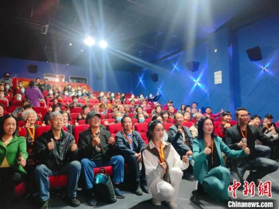 《浴血誓言》主創(chuàng)團(tuán)隊(duì)與到場(chǎng)的紅軍后代合影?！￡愡x斌 攝