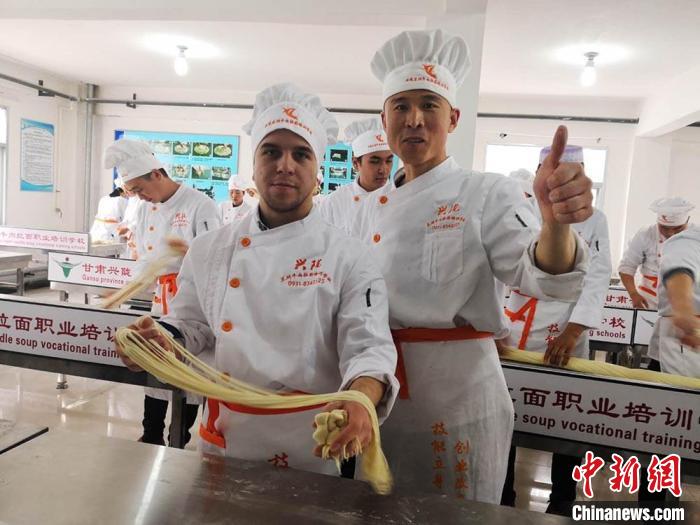 圖為外國(guó)留學(xué)生學(xué)習(xí)牛肉面的制作。(資料圖) 史靜靜 攝