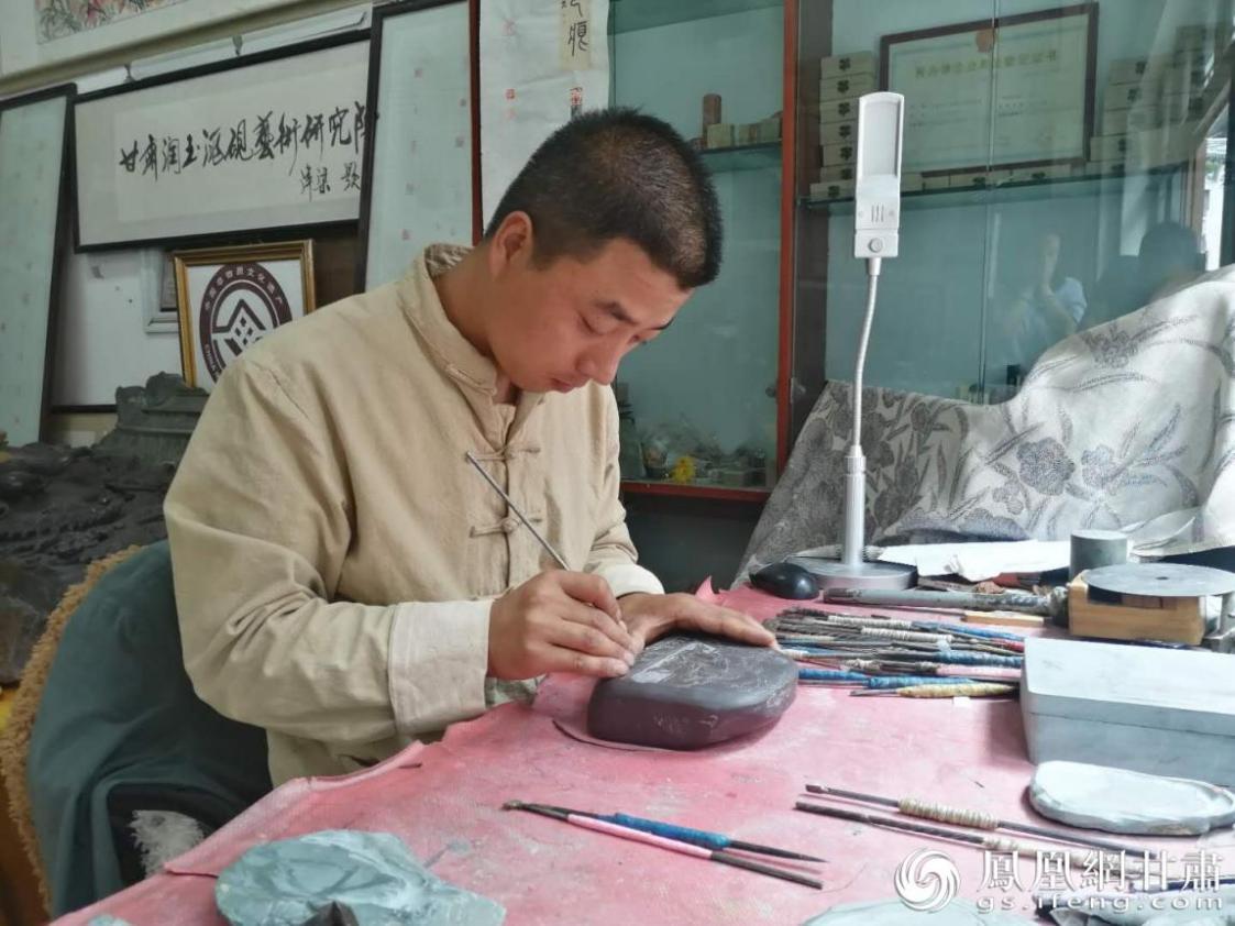 洮硯制作技藝第六代傳人、國(guó)家藝術(shù)基金資助青年藝術(shù)家、正高級(jí)洮硯雕刻藝術(shù)師李江平十年如一日專注于洮硯制作 圖源自網(wǎng)絡(luò)