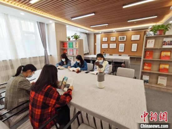 近日，在國網(wǎng)甘肅電力黨校職工書屋，正在舉行青年職工讀書交流活動?！⌒煅?攝
