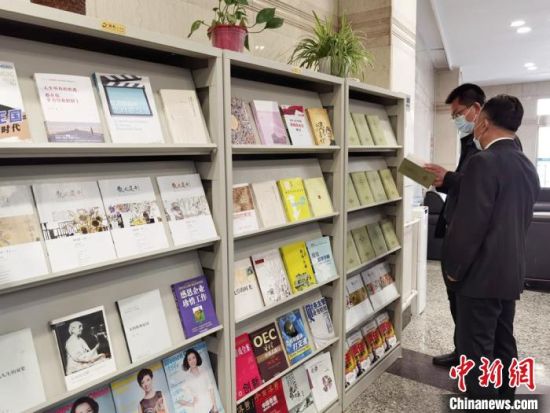 圖為國網(wǎng)甘肅電力黨校的職工書架?！⌒煅?攝